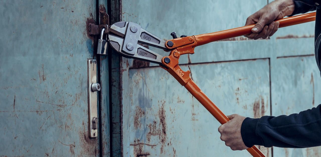 Gestern Vormittag beobachteten Zeugen, wie ein Mann versuchte, in ein Geschäftslokal in Wien-Leopoldstadt einzubrechen.