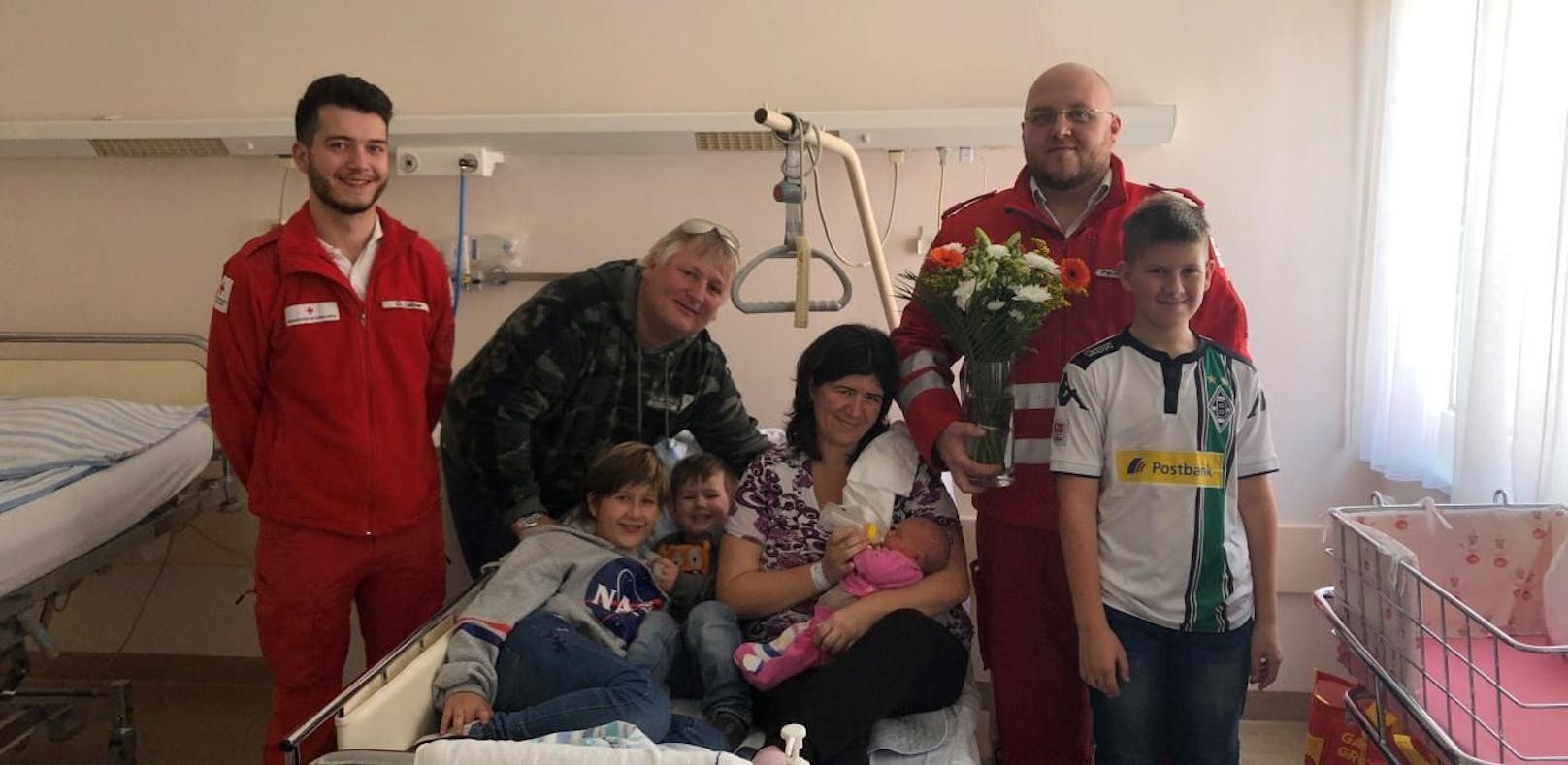 Die Rotkreuz Sanitäter besuchen die Familie nach der Hausgeburt im Krankenhaus. 