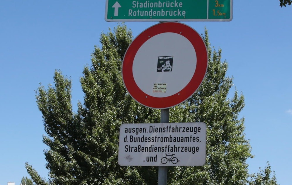 Auf Verbotsschildern sollen künftig Zusatztafeln wegfallen.