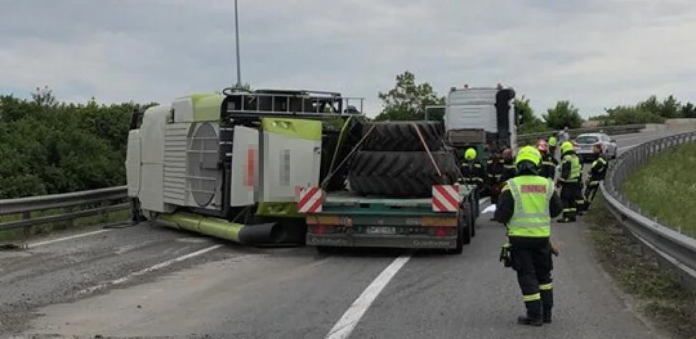 Der Sattelzug stürzte um, die Fahrzeuge müssen nun geborgen werden.