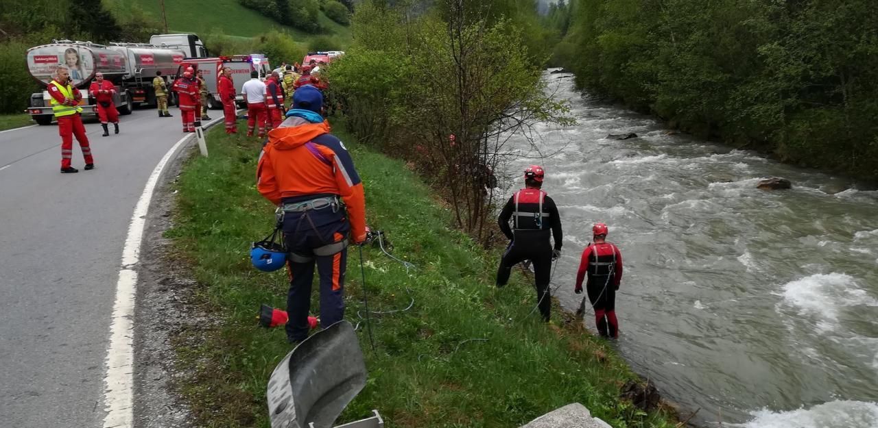 Heute.at - 20-Jähriger stürzte mit Pkw in Bach - keine Chance