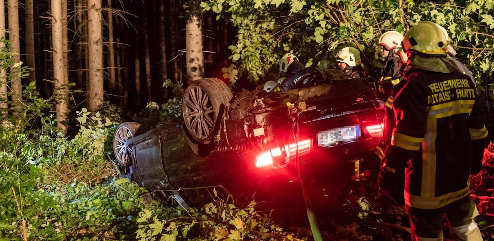 BMW donnert 40m über Asphalt, überschlägt sich