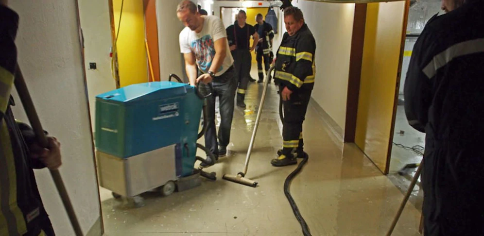 Die Feuerwehr half beim Trockenlegen.