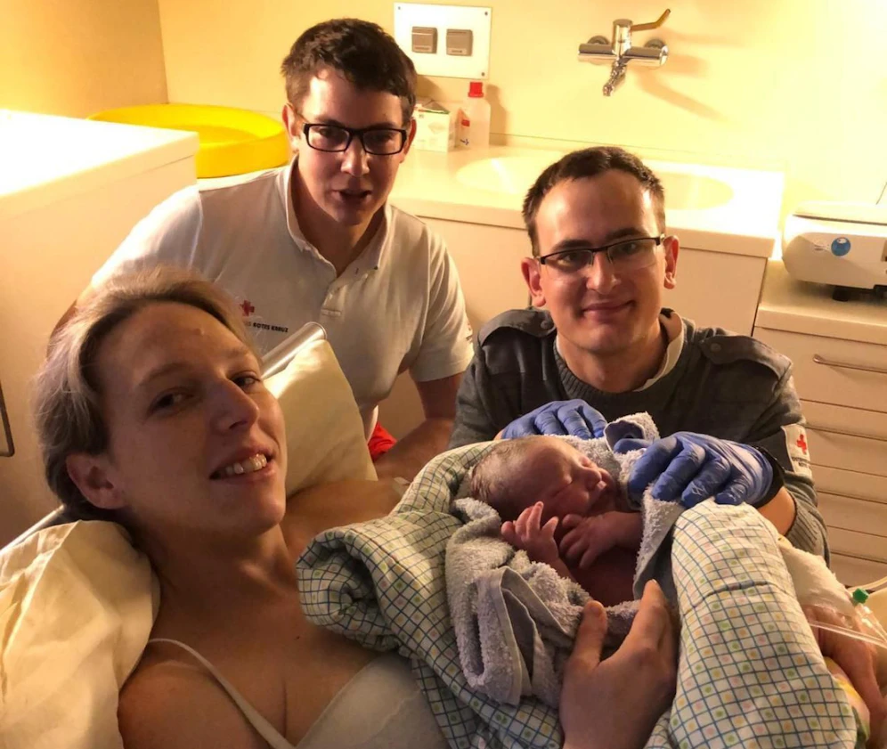 Mama Melanie und die kleine Elisabeth-Katharina mit ihren beiden Rotkreuz-Sanitätern Christopher Bühn und Georg Holy. 