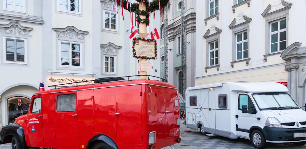 Die Maibaum-Bewacher schliefen über Nacht im Wohnmobil am Linzer Hauptplatz. 