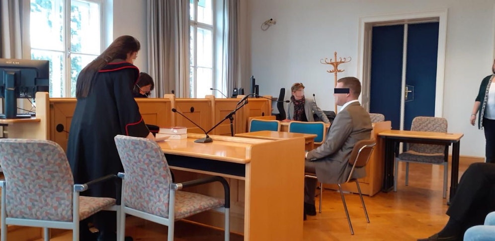 Der angeklagte Polizist in Wr. Neustadt vor Gericht.