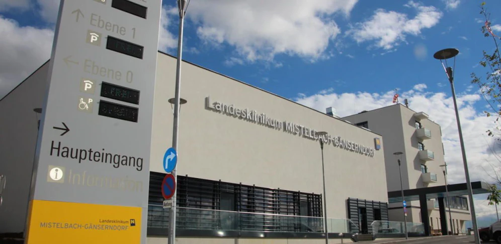 Der Bub landete schwer verletzt im Mistelbacher Spital.