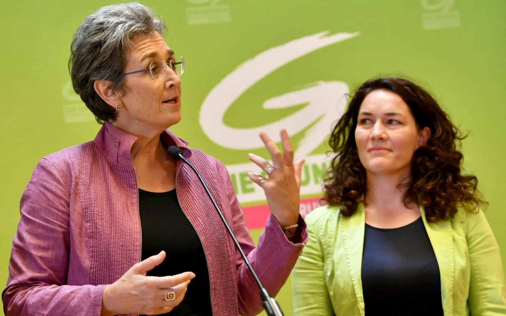  EU-Mandatarin Ulrike Lunacek, Tiroler LHStv. und stellvertretende Bundesvorsitzende Ingrid Felipe beim erweiterten Bundesvorstand der Grünen mit Entscheidung