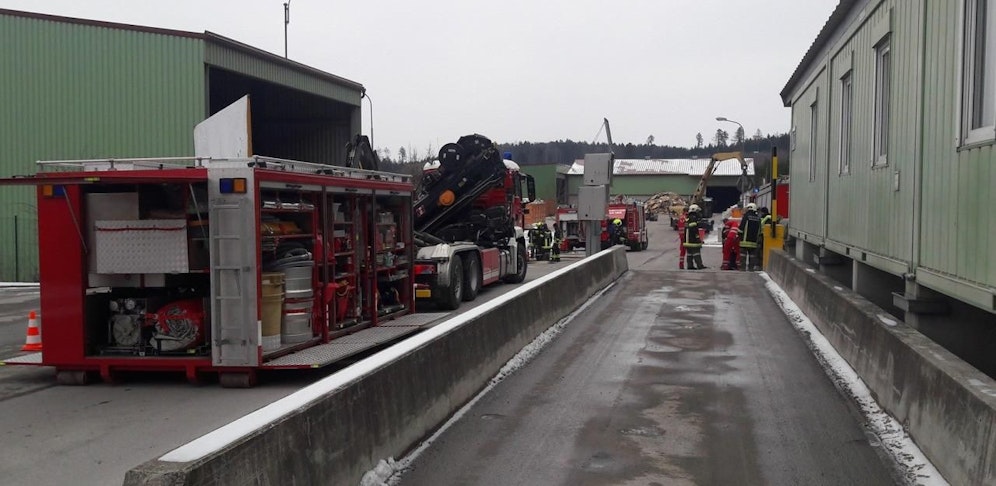 Die Schadstoffgruppe steht gemeinsam mit drei weiteren Feuerwehren im Einsatz.