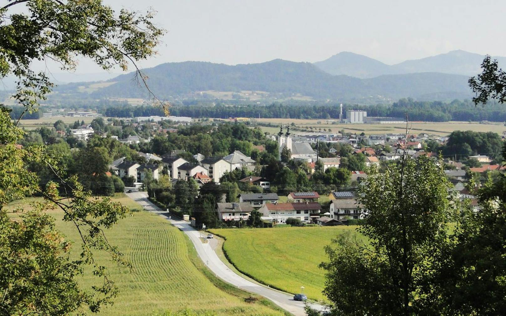 Gesamtansicht von Ebenthal in Kärnten; rechts im Hintergrund das Bio-Fernheizwerk Ost