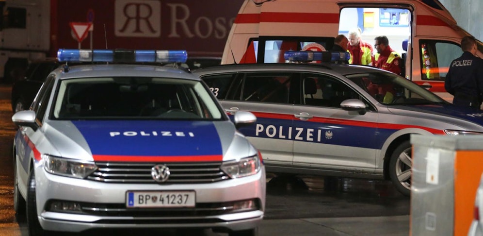 (Symbolbild) nach dem Messerstich flüchtete der 18-Jährige. Zwei Zeugen hielten ihn fest, bis die Polizei eintraf.