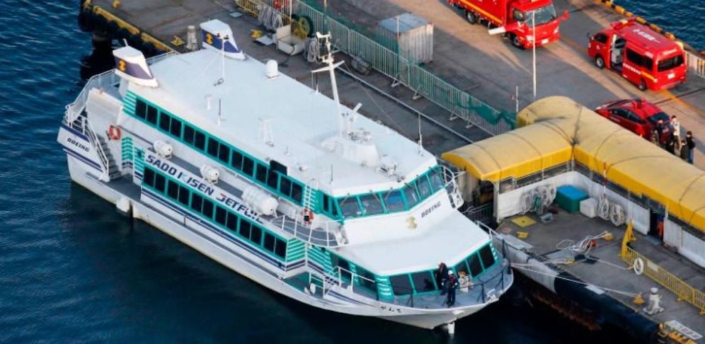 Gestern stieß ein Boot nahe Japans Nordwest-Küste mit einer unbekannten Meeres-Kreatur zusammen. Die Kollision forderte 87 Verletzte.