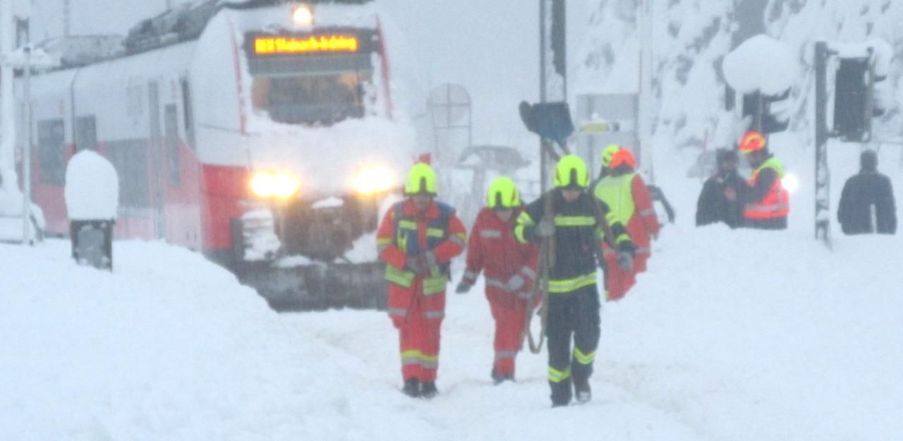 Heute.at - Lenker blieb im Schnee hängen, genau da kam Zug