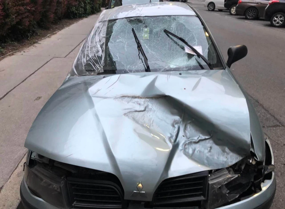 Auch das noch! Neben teuren Reparaturen erwartet den Besitzer dieses Fahrzeugs noch eine Parkstrafe.