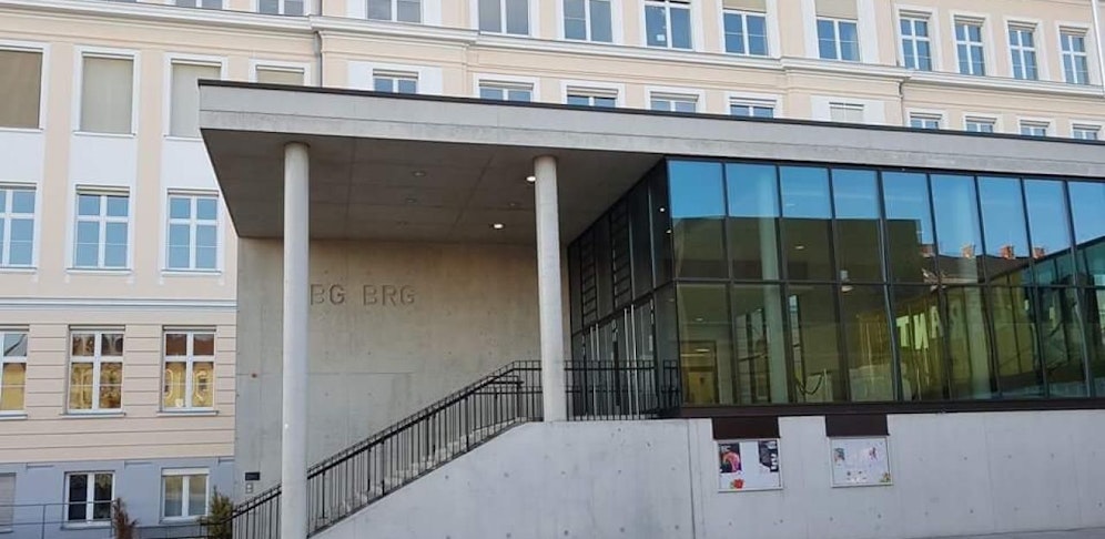 Kripo in BG/BRG Schwechat - Lehrer festgenommen.