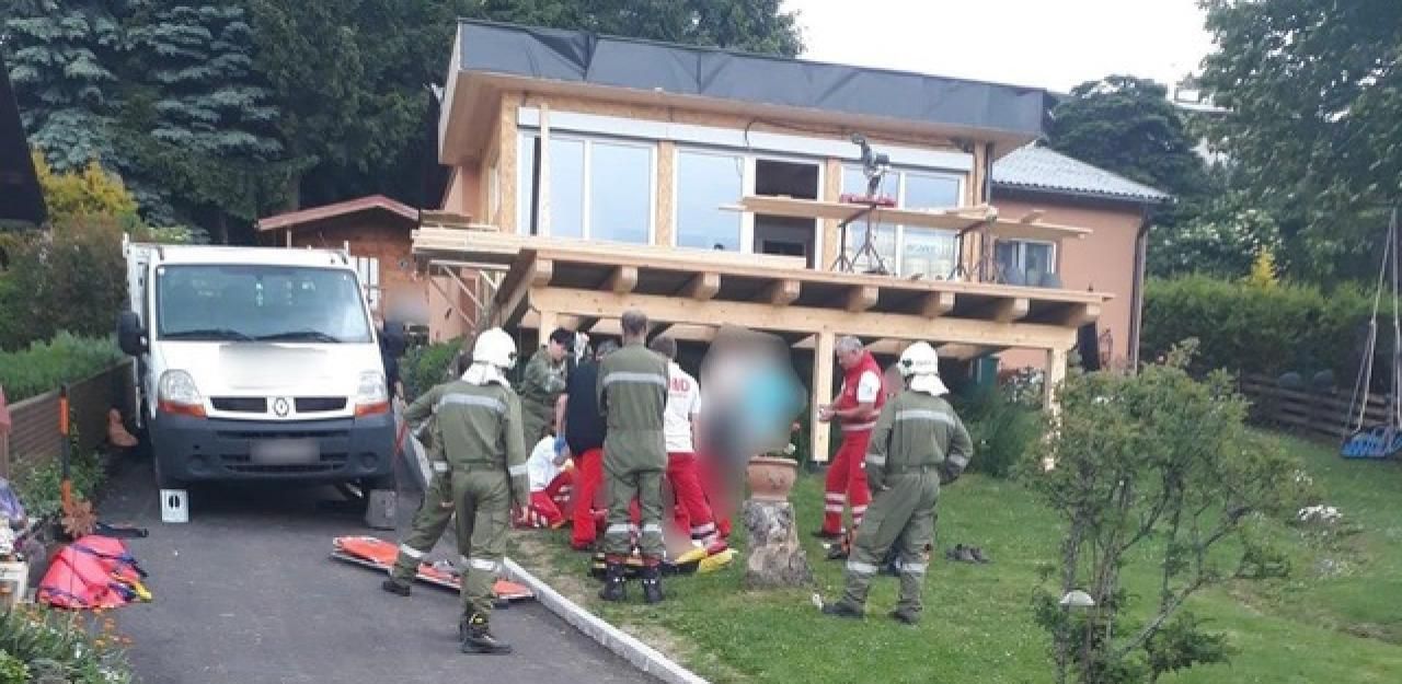 Heute.at - Mit Notarztheli ins Spital: Mann stürzt von Leiter