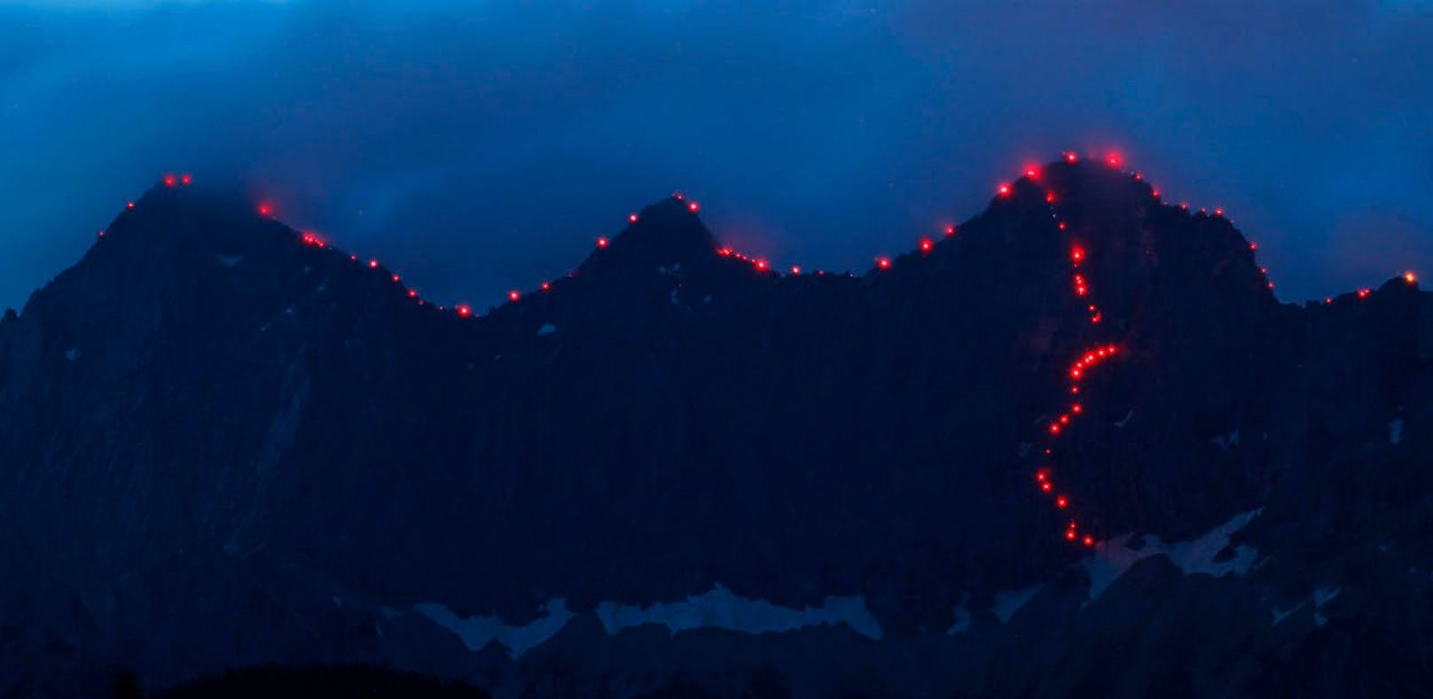 Auf dem Dachstein werden 200 Fackeln den Berg erleuchten. Auch Bergretter aus OÖ sind dabei. (Foto: Herbert Raffalt)