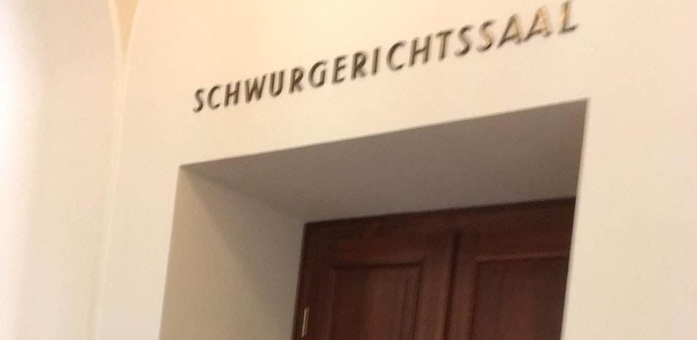 Teenager stand heute im Schwurgerichtssaal Wr. Neustadt vor Richter