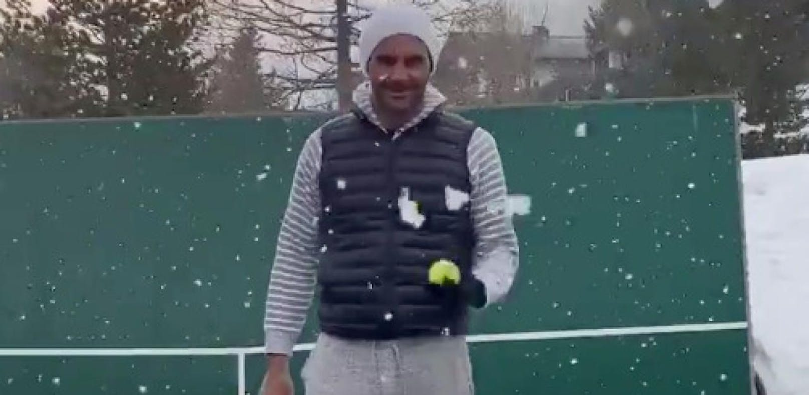 Ein bisschen Schnee hält einen wie Roger Federer nicht vom Tennis spielen ab. 