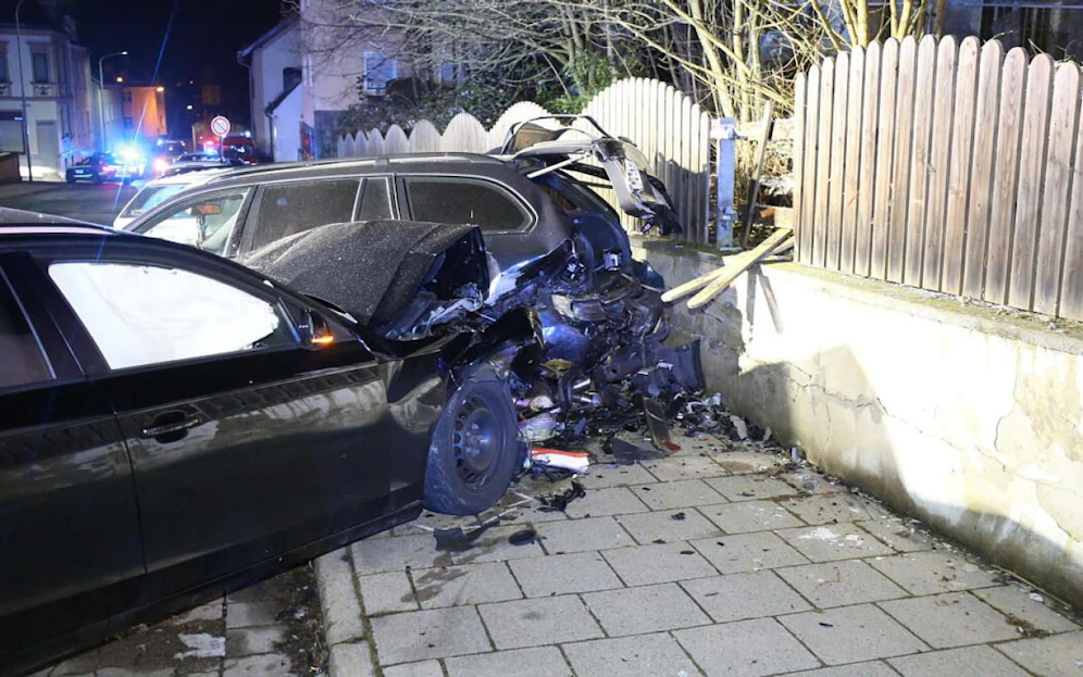 Der Audi krachte in Folge gegen zwei geparkte Fahrzeuge und kam erst an einer Mauer zum Stillstand.