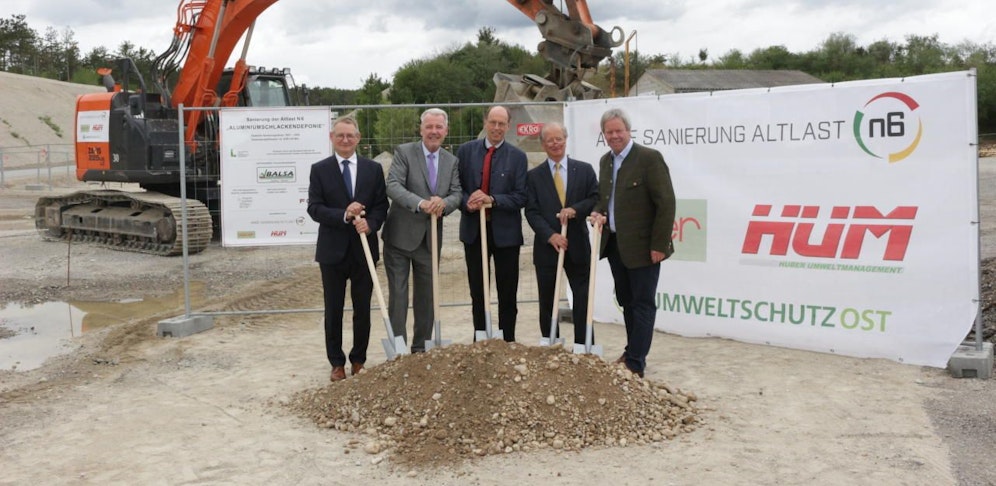 Burkhard Schmidt (Geschäftsführer Zech Group), Klaus Schneeberger (Bürgermeister Wiener Neustadt), Michael Zorzi (Geschäftsführer BALSA), Michael Kraus (Gesellschafter ARGE Sanierung Altlast N6) und Josef Geiger (Geschäftsführender Gesellschafter Geiger Unternehmensgruppe) freuen sich über den innovativen Projektstart. 