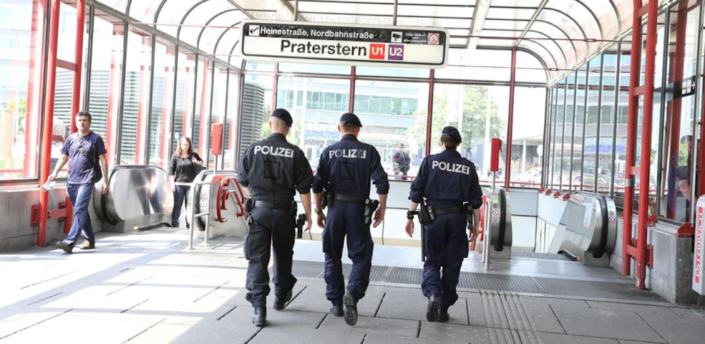 Polizeistreife am Praterstern, einem Hotspot der Kriminalität in Wien.