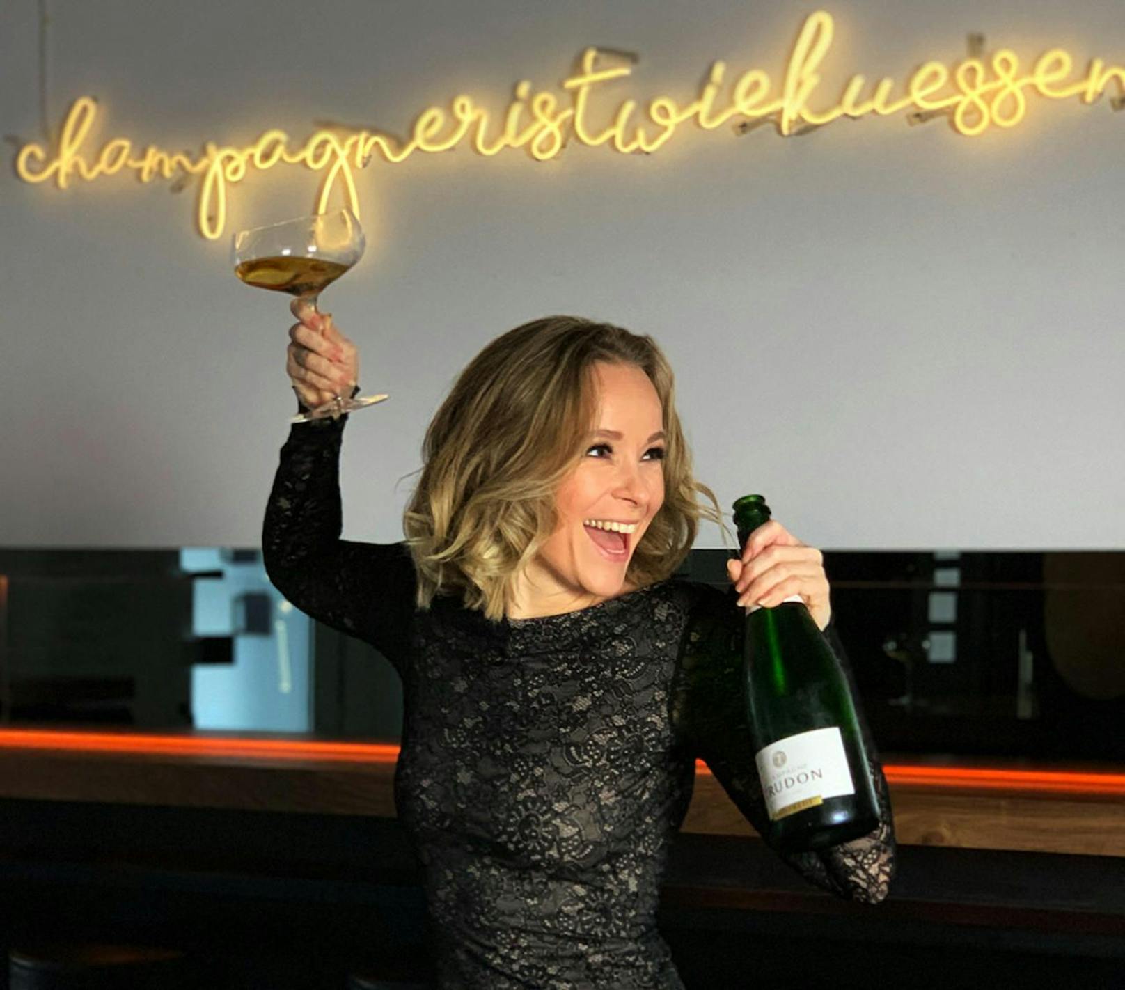 Für Missy May ist Champagner wie Küssen.
