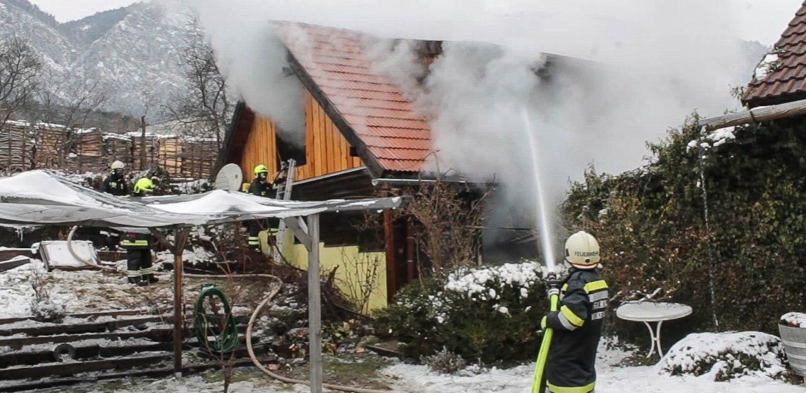 Brandalarm an der Hohen Wand: Haus in Flammen