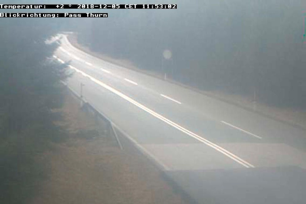 Selbst gegen Mittag hing am Pass Thurn immer noch Nebel über der Fahrbahn.