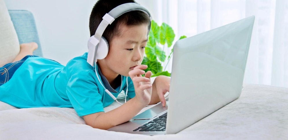 Auf der vermeintlich kinderfreundlichen Online-Plattform YouTube Kids befinden sich zahlreiche bedenkliche Videos, die Eltern beunruhigen.