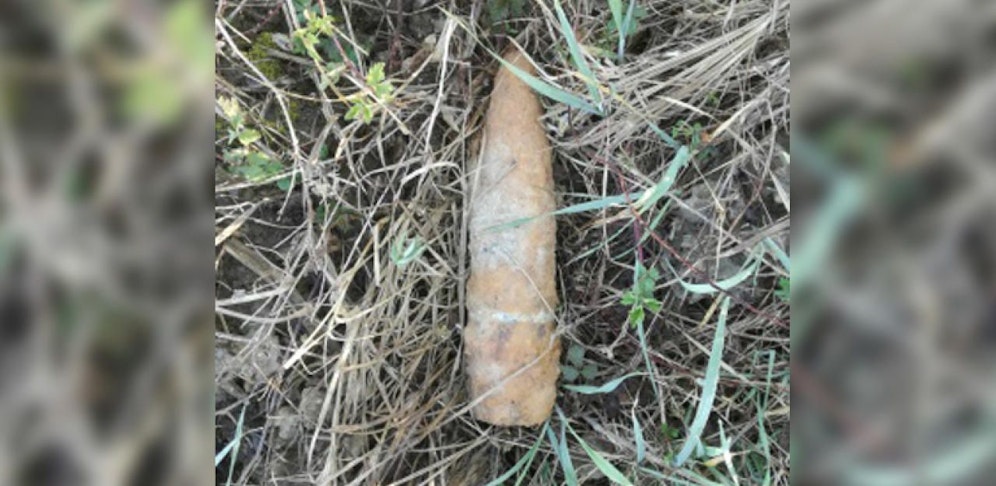 Diese Granate hatte der Mann auf einem Feld gefunden