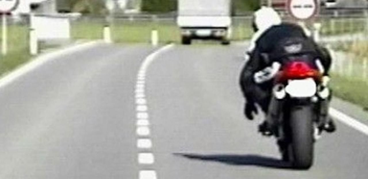 Der Motorradfahrer hatte es mächtig eilig.