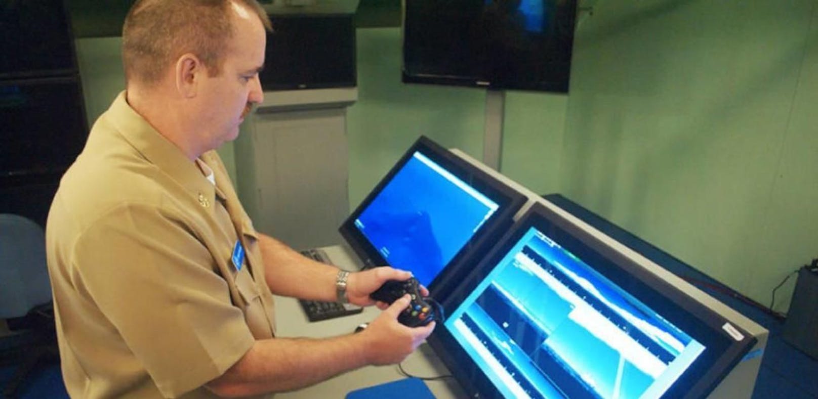 Ein Marinesoldat testet einen Xbox-Controller zur Steuerung eines Periskops.