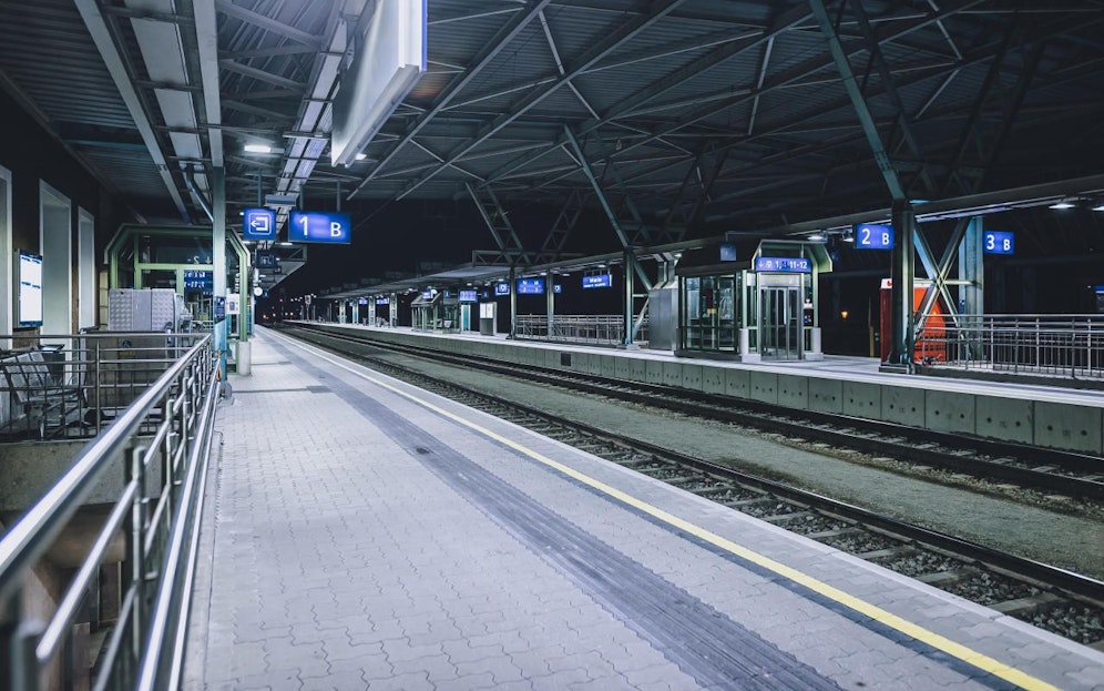Im Bild der leere Bahnhof Zell am See kurz vor Beginn der Quarantäne während der Coronavirus-Pandemie. (Symbolbild)