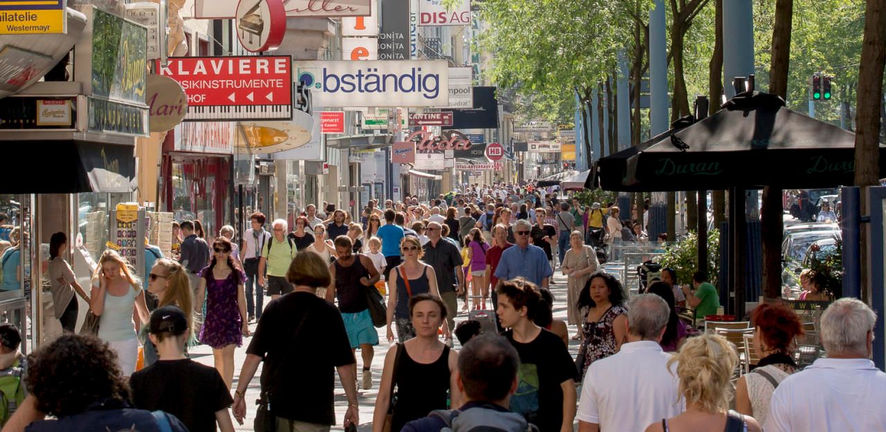 Passanten auf der Mariahilfer Straße in Wien.