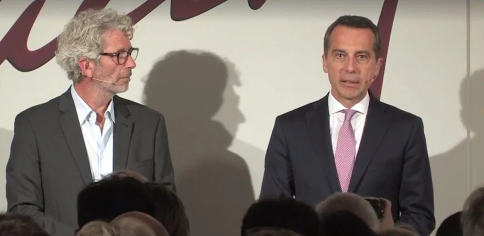 ORF-Komiker Dirk Stermann und SPÖ-Chef Christian Kern bei einer Veranstaltung im Kreisky Forum