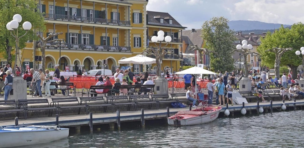 Die Frau hat die Kontrolle über das Motorrad verloren.