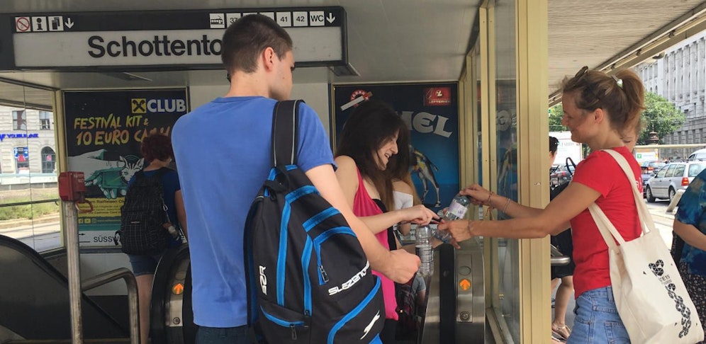 Wiener Linien verteilten am Mittwoch Wasserflaschen am Schottentor.