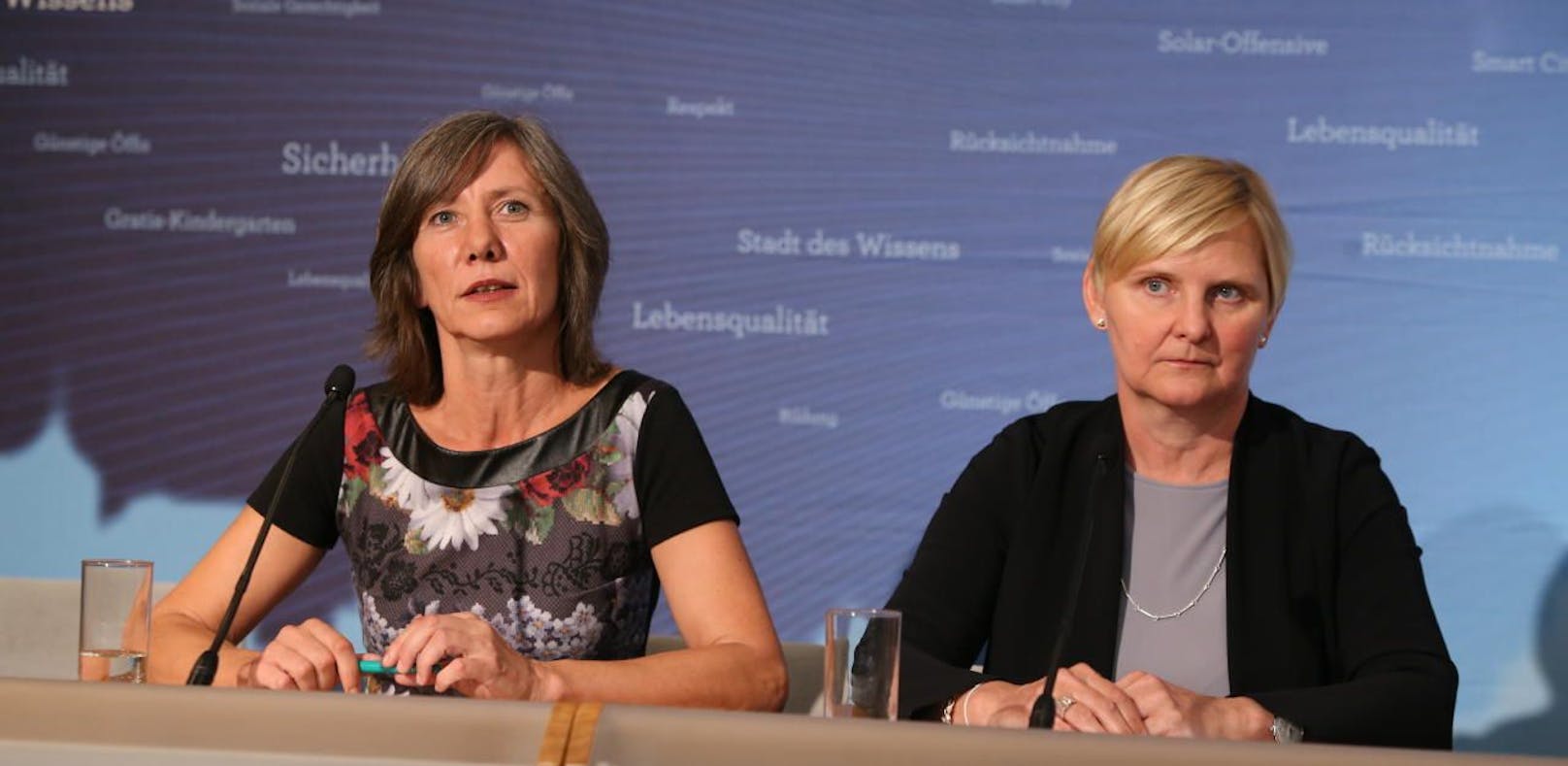 Die grüne Sozialsprecherin Birgit Hebein mit Sozialstadträtin Sandra Frauenberger (SPÖ): Die neue Wiener Mindestsicherung tritt mit 1. Februar in Kraft. 