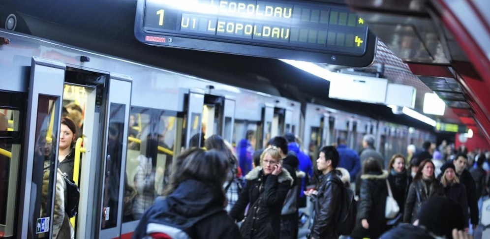 U-Bahn Zug der Linie U1 in der Station Stephansplatz.
