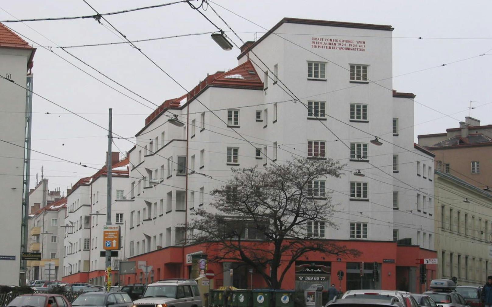 Die Stadt Wien ehrt die Architektin des Pestalozzi-Hofes in Döbling (Bild) mit dem &quot;Ella-Briggs-Hof&quot;. 