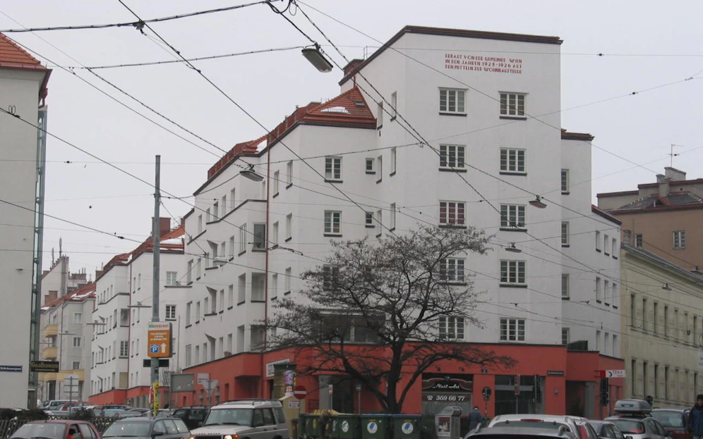 Die Stadt Wien ehrt die Architektin des Pestalozzi-Hofes in Döbling (Bild) mit dem "Ella-Briggs-Hof". 