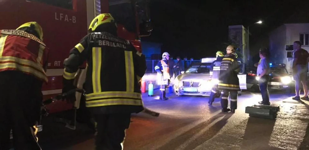 Die Feuerwehr barg den Unfallwagen.