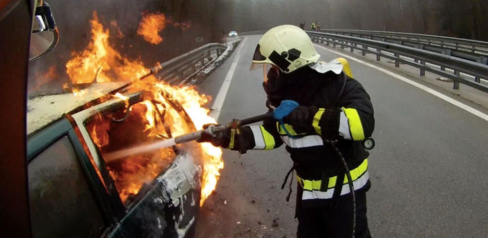 Die Feuerwehr beim Löschen.