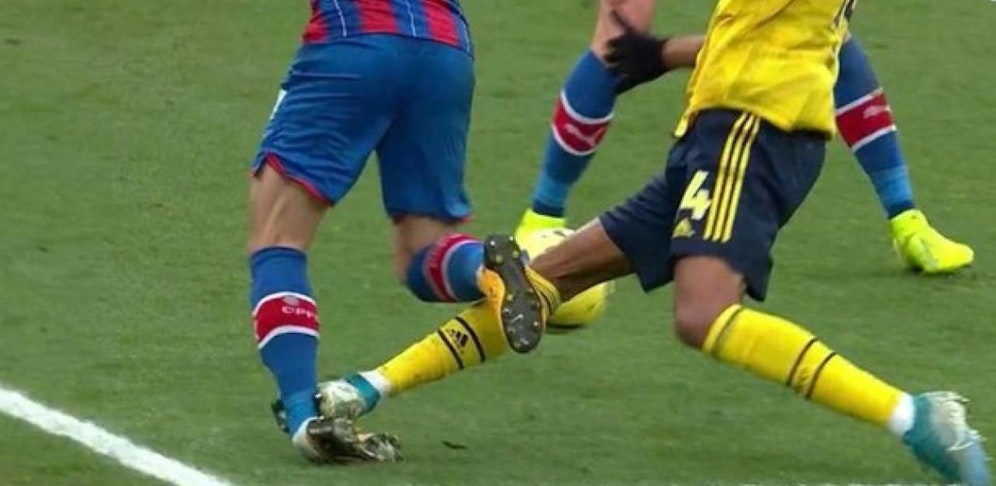 Pierre-Emerick Aubameyang tritt den Knöchel von Max Meyer durch.