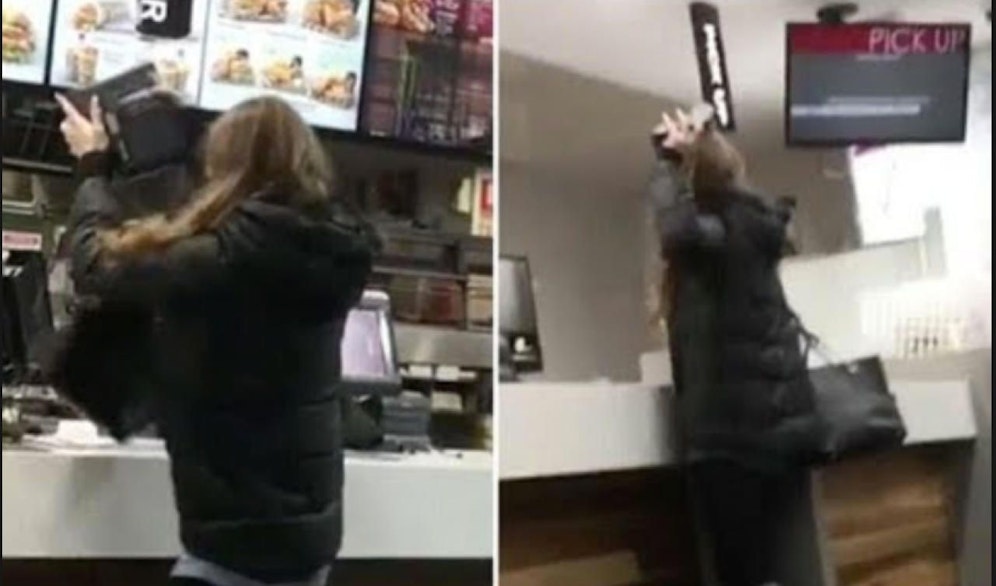 Ausgezuckt: Die Kundin wirft eine Kartenlesegerät und volle Getränkedosen nach den Angestellten hinter der Theke. Verhaftet!