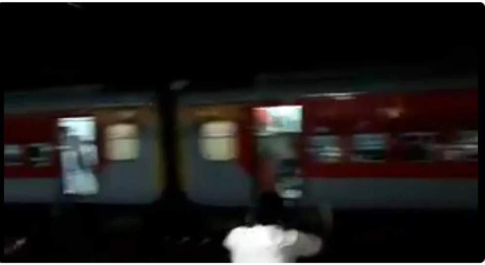 Der Zug raste durch den Bahnhof. Credit: Twitter Screenshot