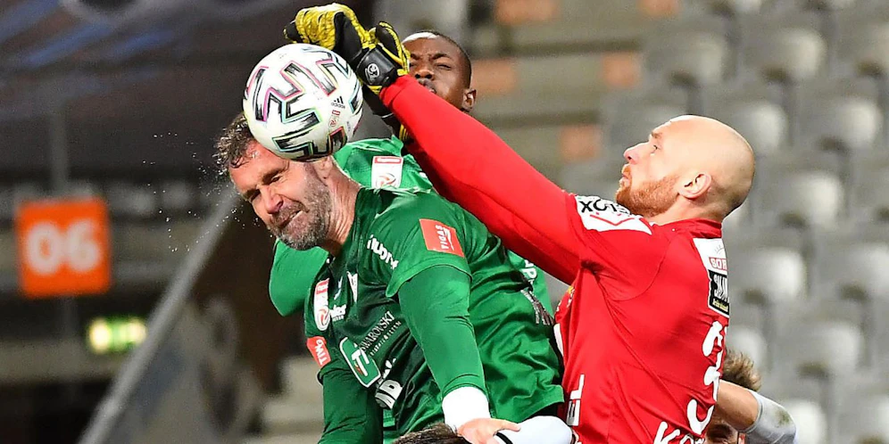 Wattens-Stürmer Stefan Maierhofer (l.) im Duell mit WAC-Keeper Alexander Kofler.