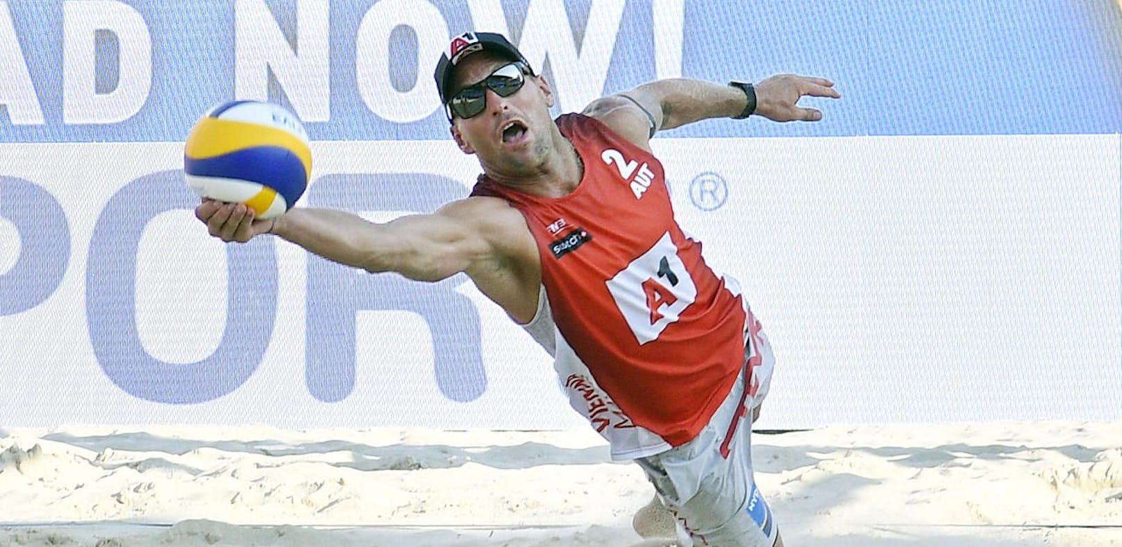 Beach-Volleyballer Horst punktet mit Fallrückzieher