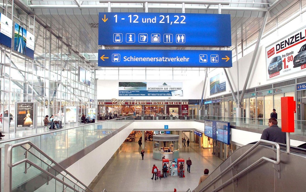 Vor dem Linzer Bahnhof attackierten die Unbekannten laut Polizei den 17-Jährigen.